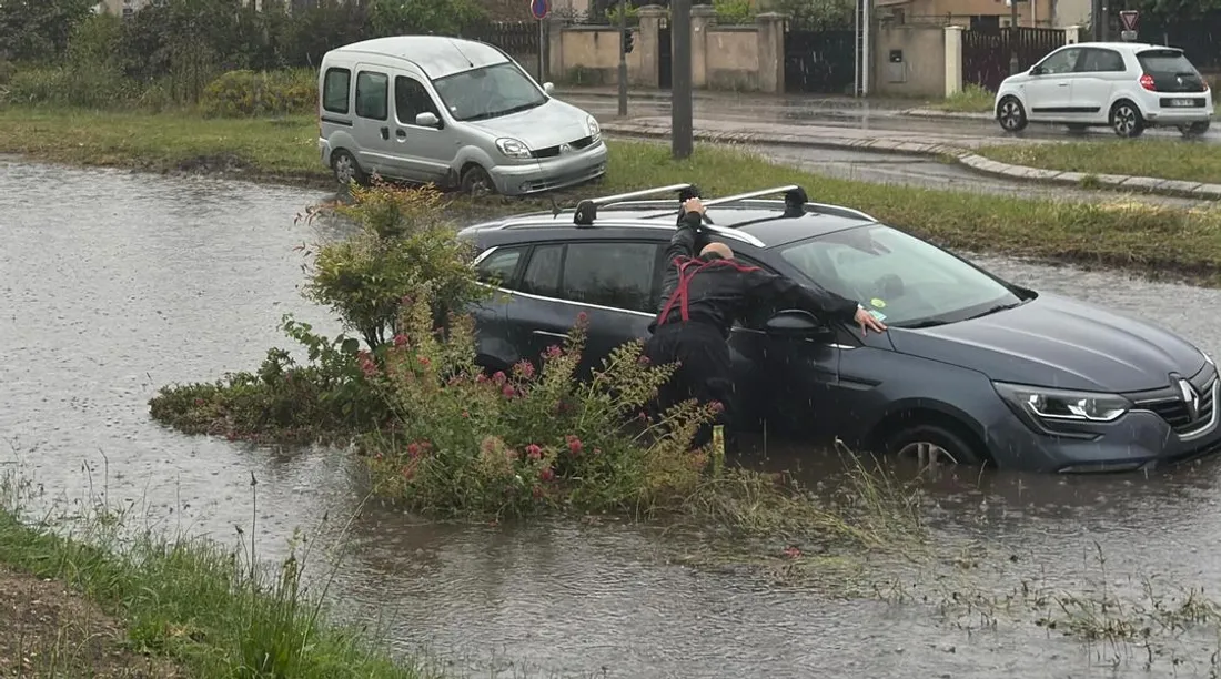 Voiture piégée par les eaux