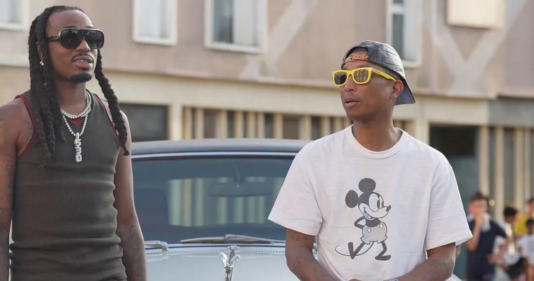 À droite, Pharrell Williams