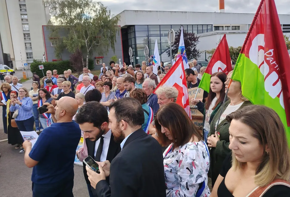 Manifestation devant l'hôpital de Creil