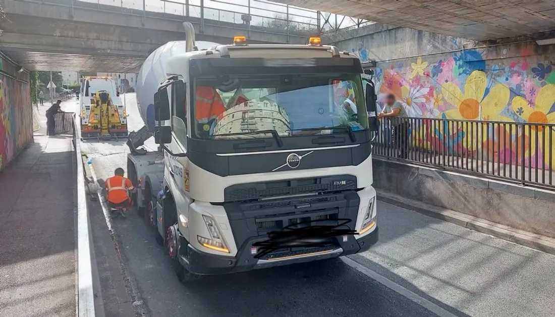 Camion bloqué sous un pont