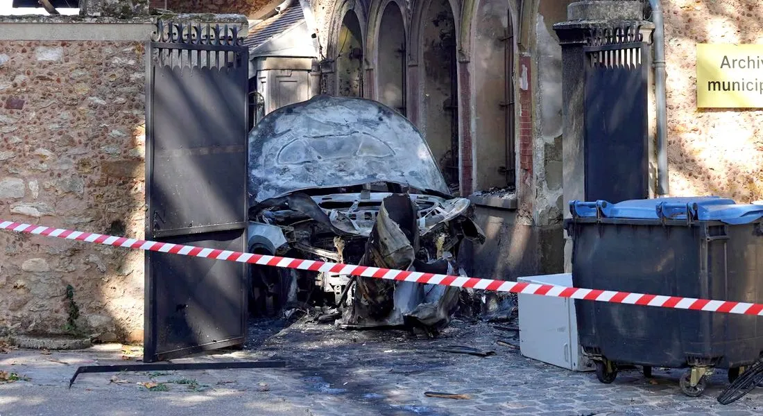 Voitures de police incendiées
