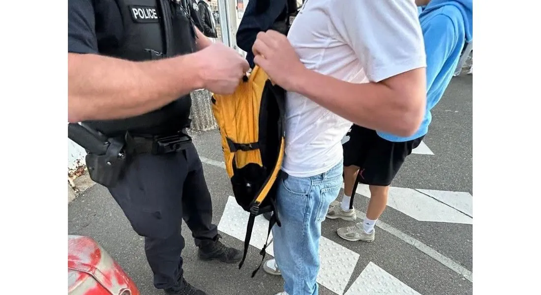 Jeune contrôlé par un policier 