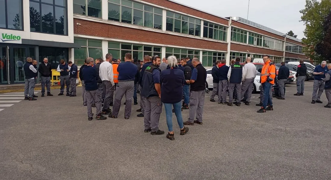 Salariés qui débraient à Valeo Amiens