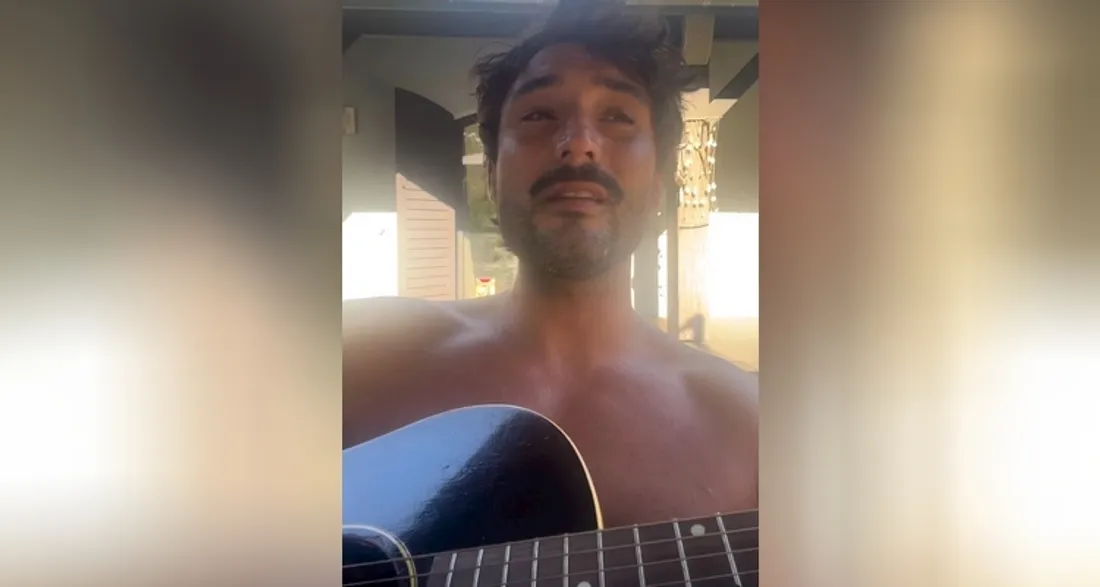 Jérémy Frérot chante en vacances