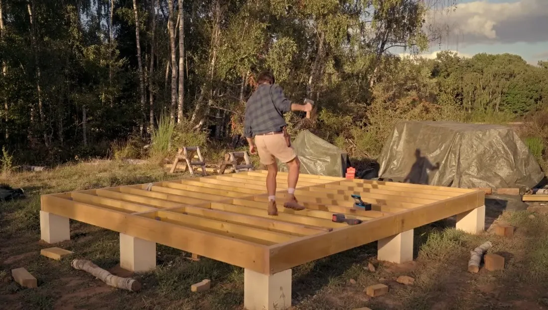 Vianney sur le chantier de sa cabane
