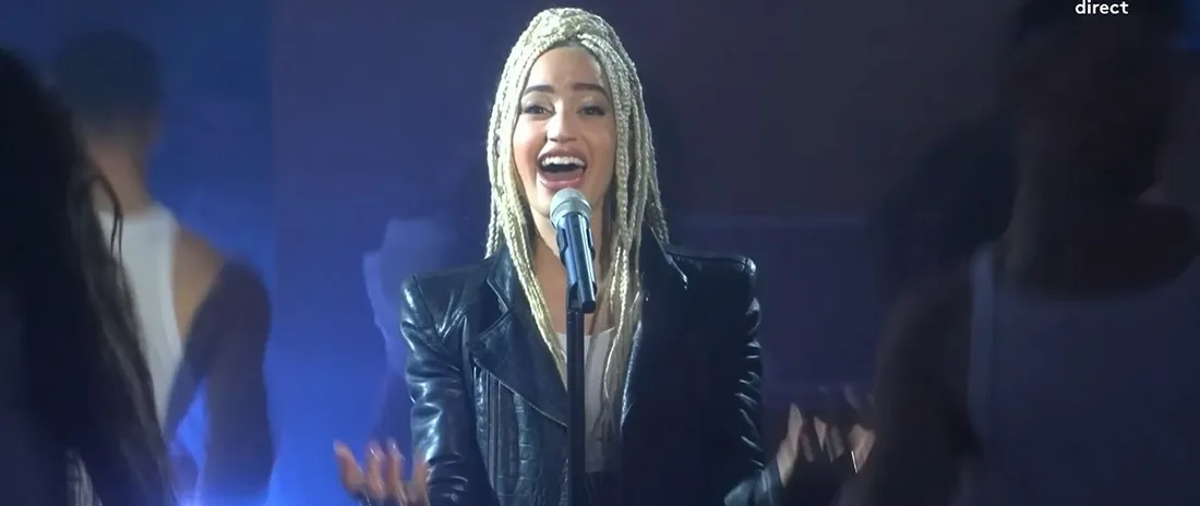 Monroe chante "Regarde"