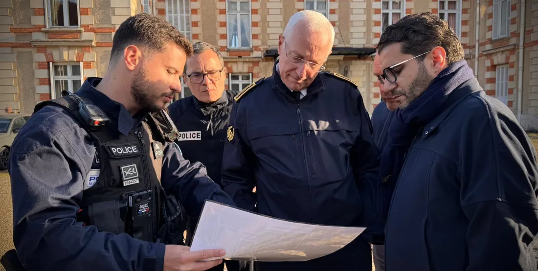 Kadir Mebarek, maire de Melun, avec des policiers