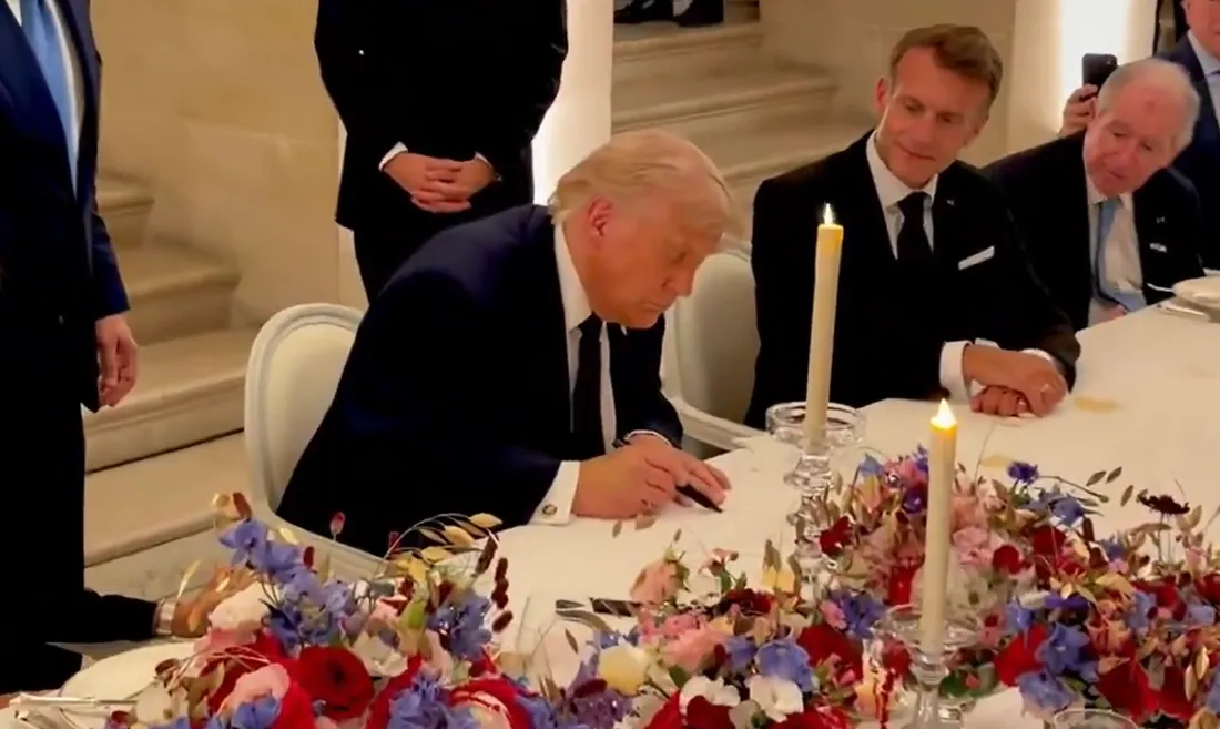 Donald Trump signe l'accord sur la fin de la guerre en Iran