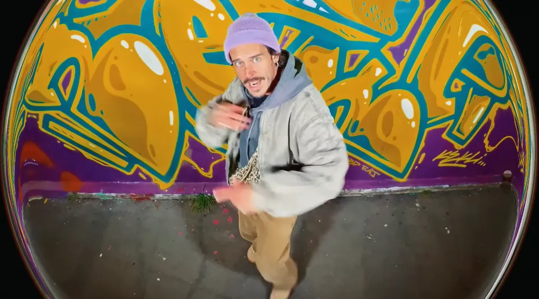 Flo Delavega dans le clip d'"Aimer les gens"
