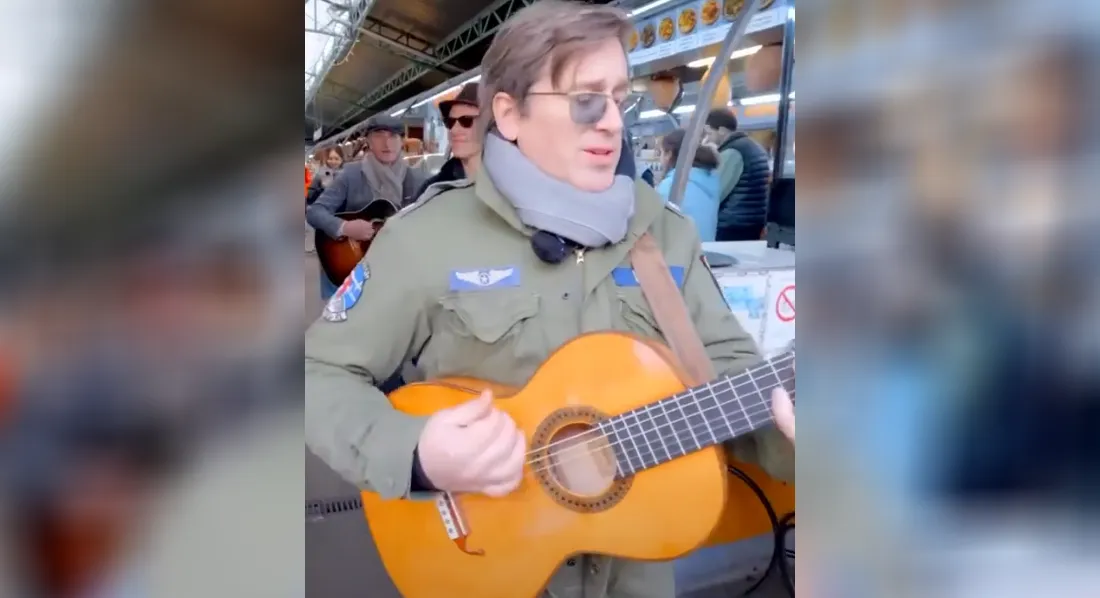 Thomas Dutronc chante au marché des Enfants rouges