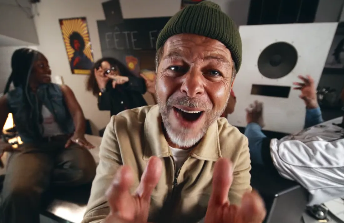 Christophe Maé dans le clip de "Y a que de l'amour chez toi"
