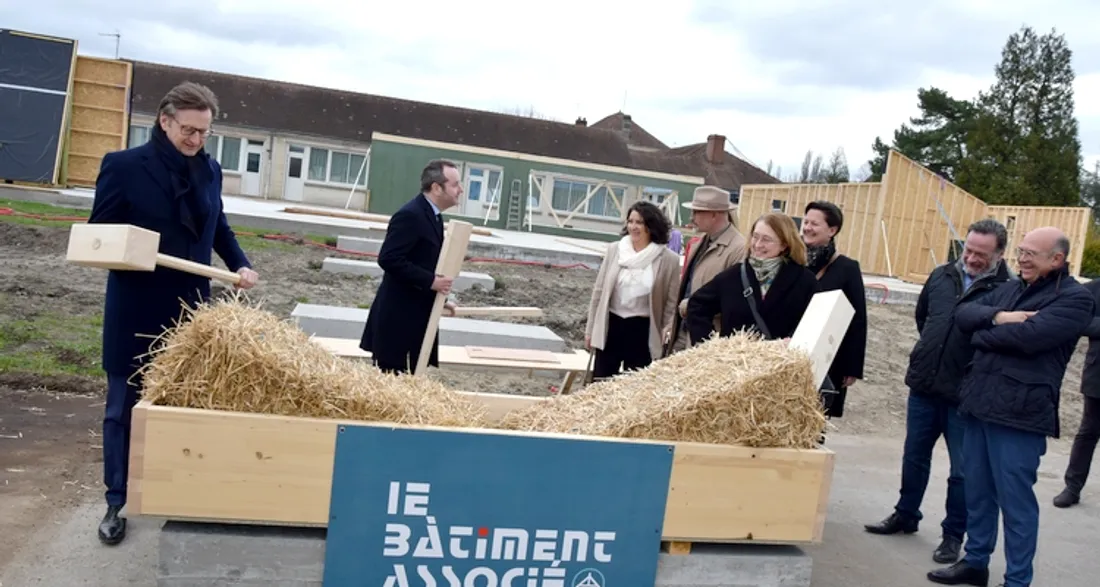 Pose de la première pierre du groupe scolaire Adrien Bonnel