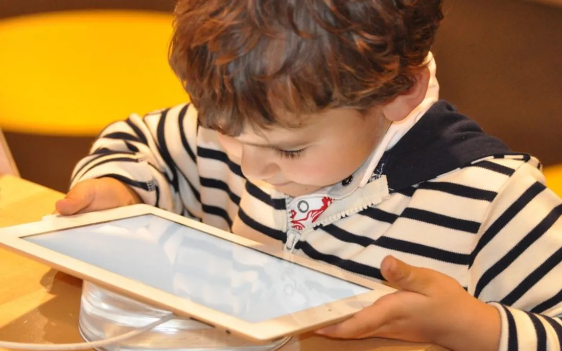 Enfant avec une tablette