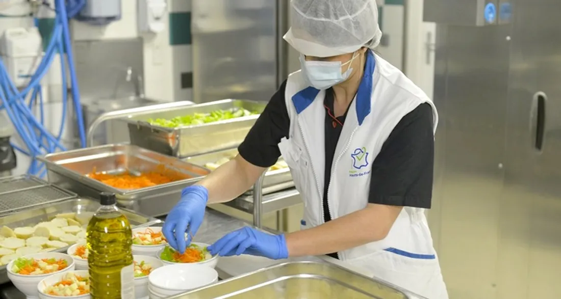 Employée de cantine