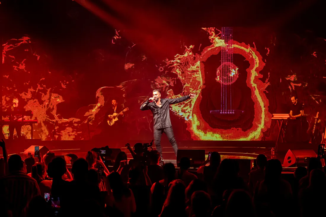 Kendji Girac en concert au Dôme de Paris