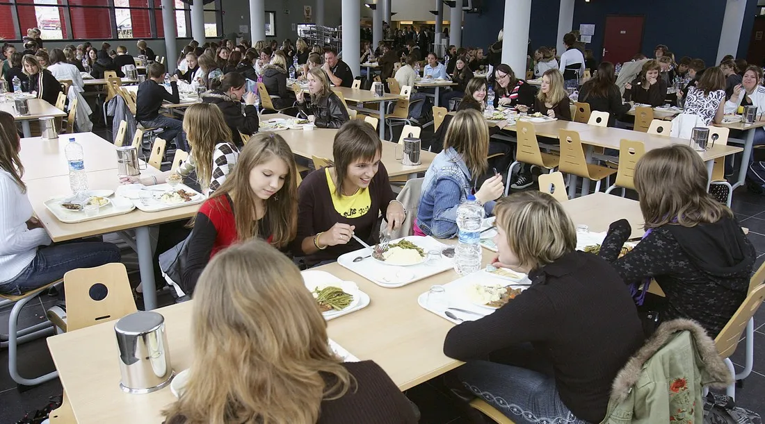 Cantine dans un lycée des Hauts-de-France