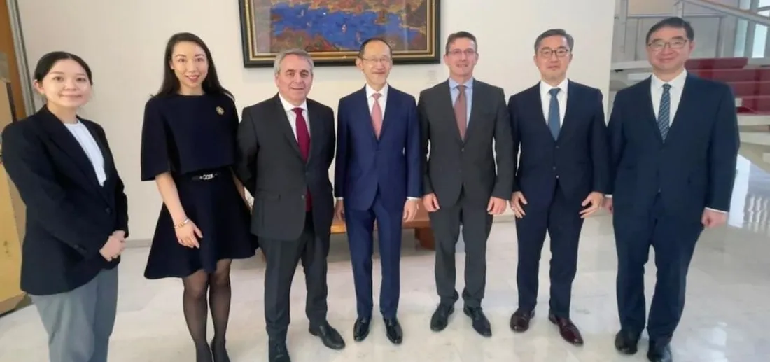 Xavier Bertrand et Ideo Suzuki