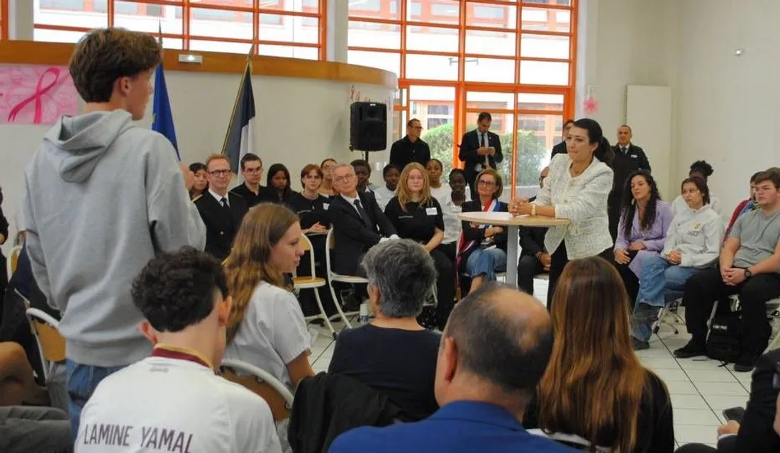 Sabrina Roubache face aux lycéens