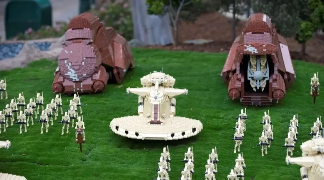 Des Lego Star Wars dans un jardin