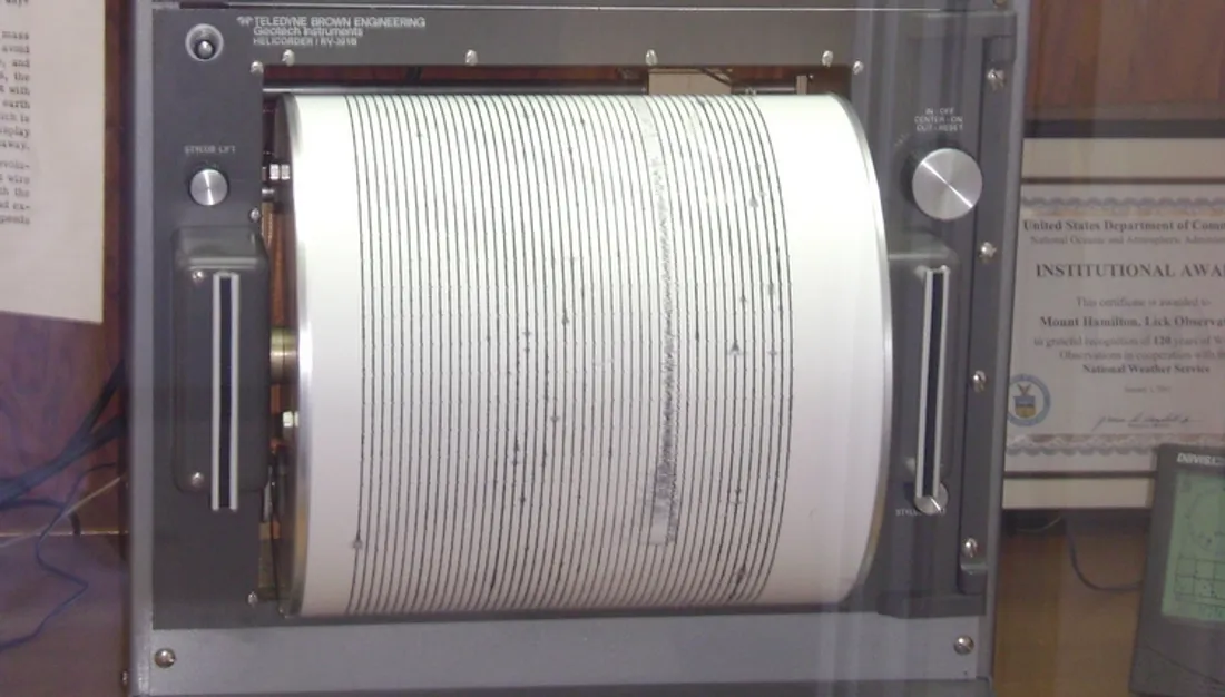 Sismomètre imprimant les secousses sismiques
