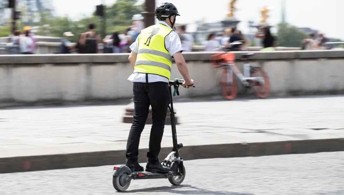 Usager sur une trottinette électrique 