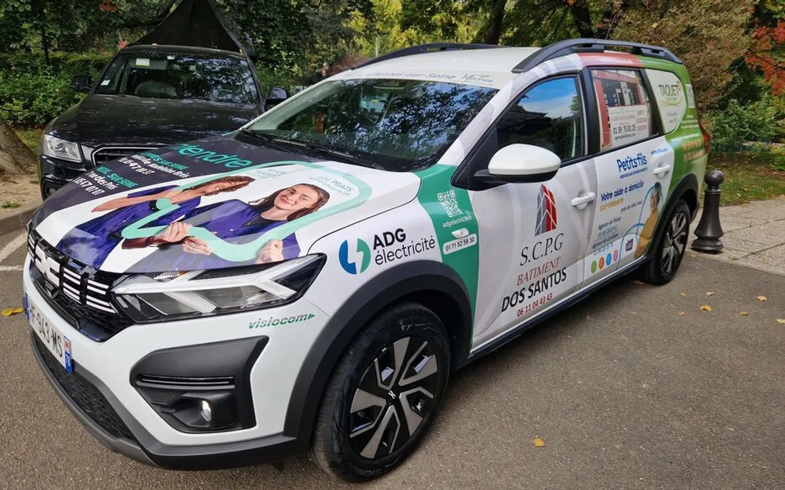 Voiture bardée de publicités / Villennes-sur-Seine