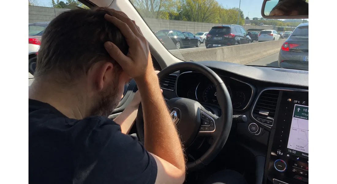 Conducteur en difficulté dans les embouteillages