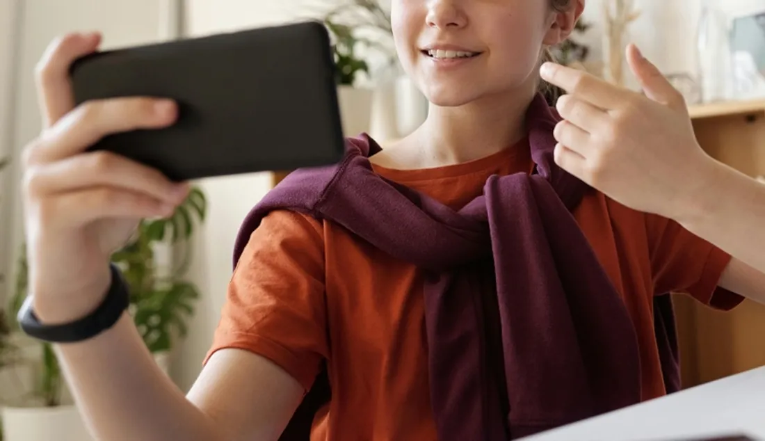 Adolescente sur son téléphone