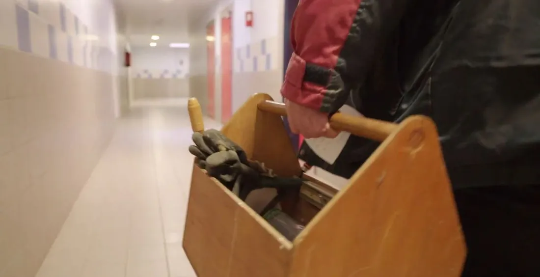 Agent de maintenance dans un collège