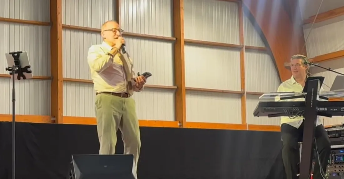 Alain Lamour chante "Longpont c'est fini"