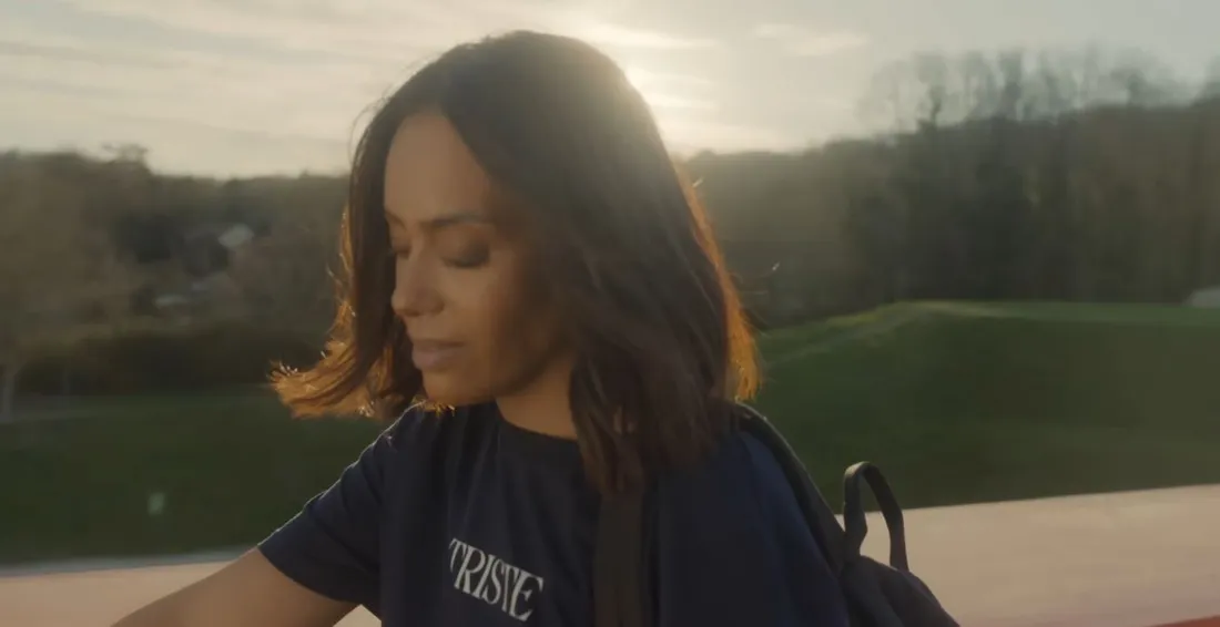 Amel Bent dans le clip de "Triste"