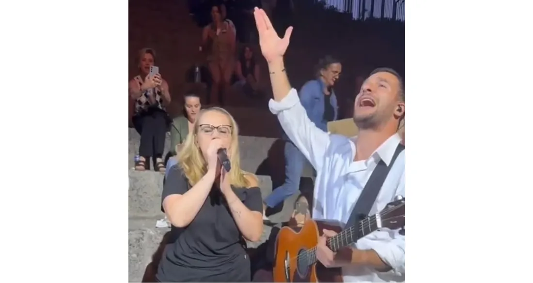 Amir chante avec une fan