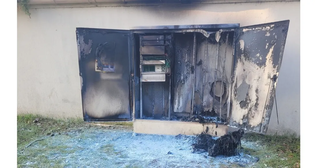 Armoire à fibre optique brûlée