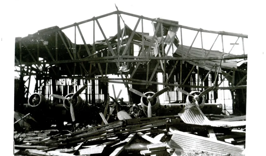 Hangar détruit avec un avion