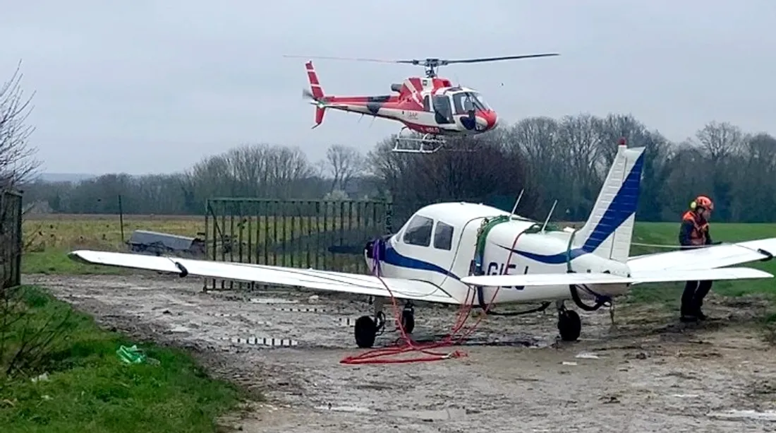 Avion remorqué par un hélicoptère