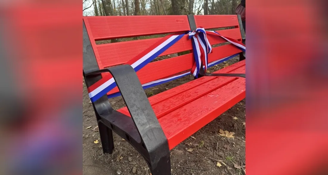 Banc rouge à Issou