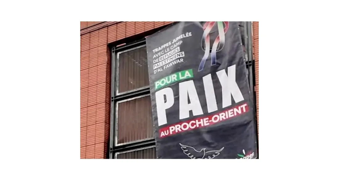 Banderole sur la mairie de Trappes