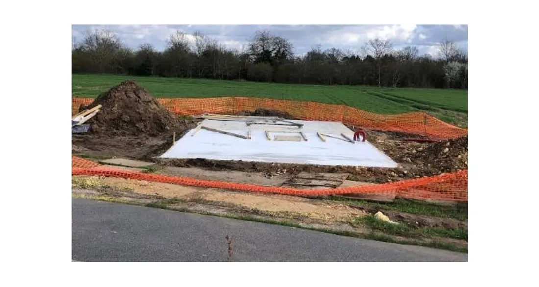 Base de l'antenne Free en construction