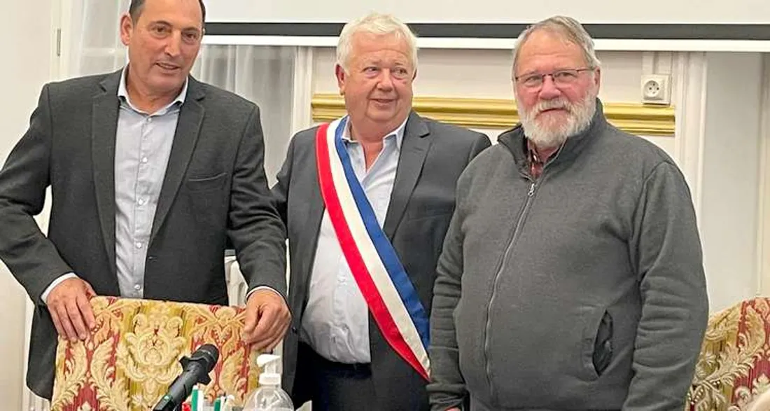 Bernard Bouley, maire de Milly-la-Forêt, entouré de ses deux prédécesseurs