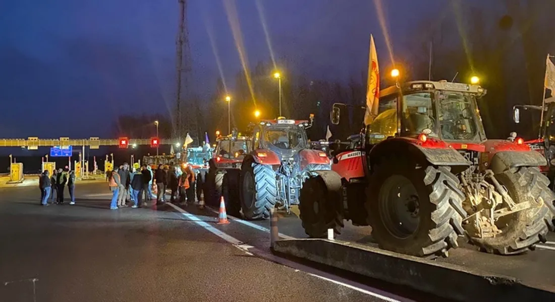 Regroupement d'agriculteurs au péage d'Arsy