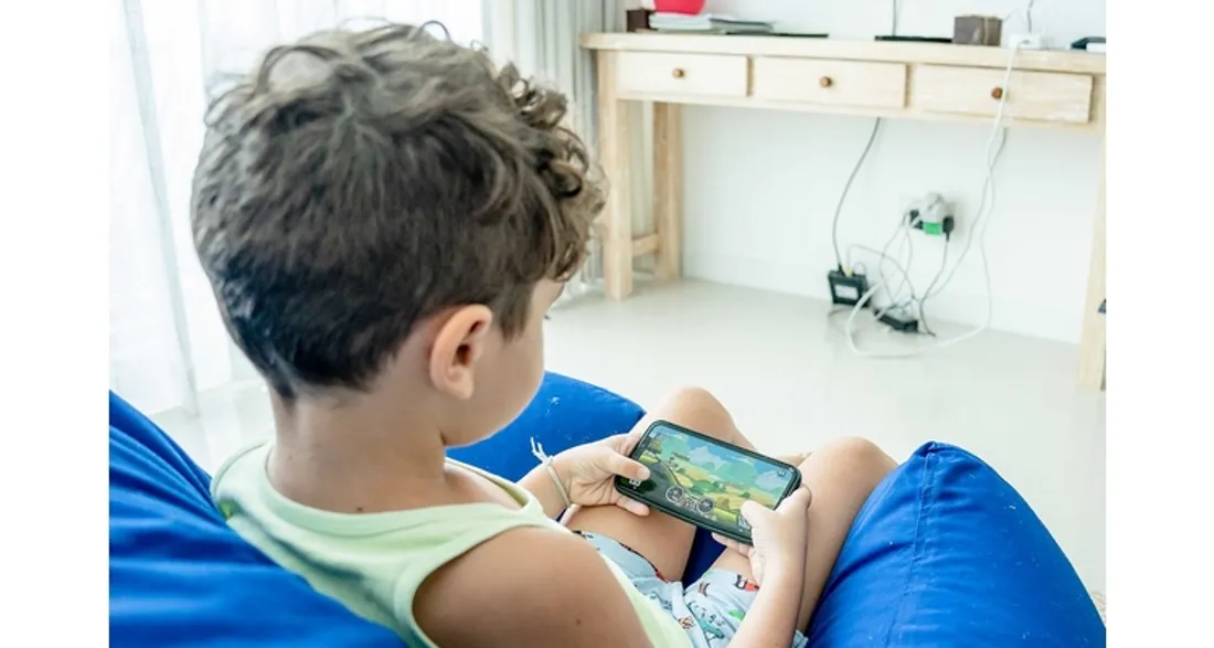 Enfant sur un écran