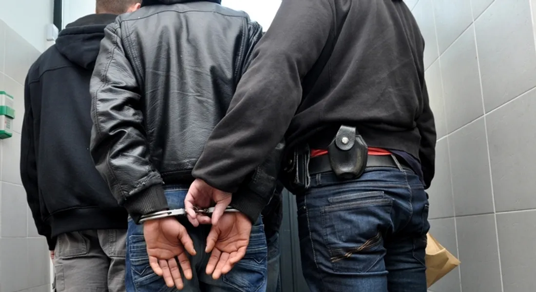 Deux policiers arrêtent un homme