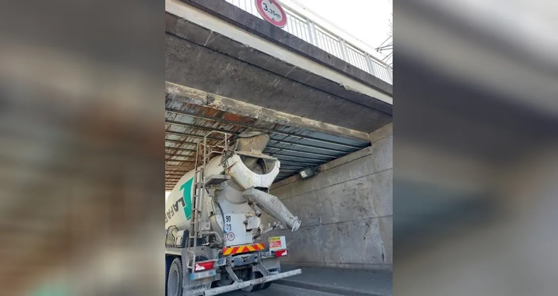 Camion coincé sous un pont à Poissy