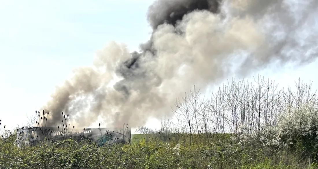Camion calciné sur la N104