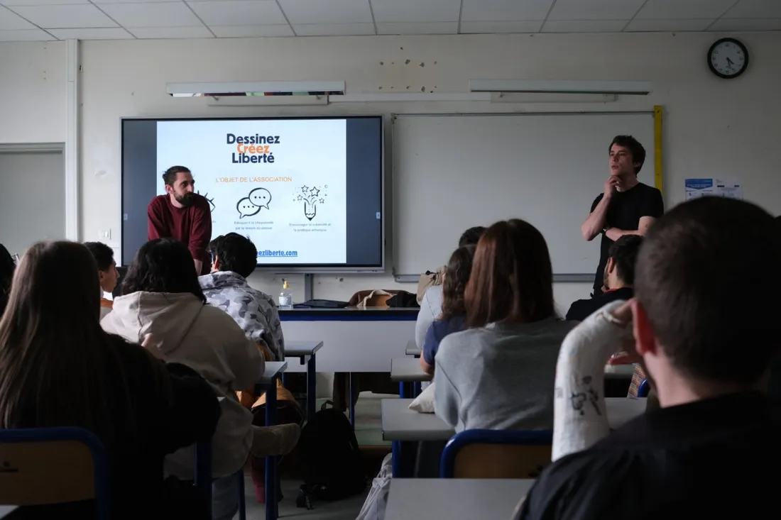 Des lycéens étudient des caricatures 