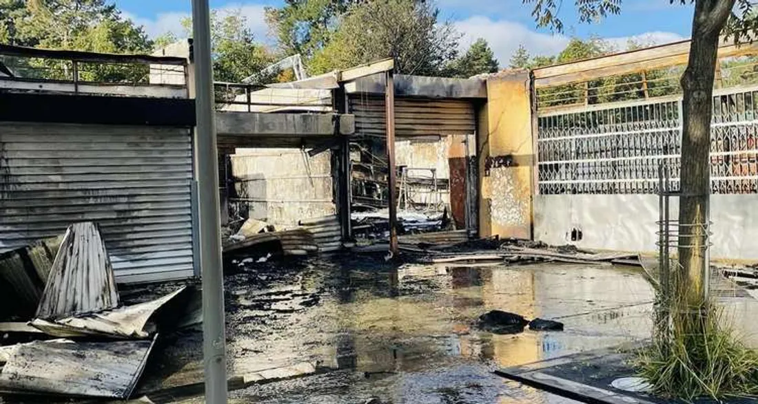 Centre commercial incendié à Evry-Courcouronnes