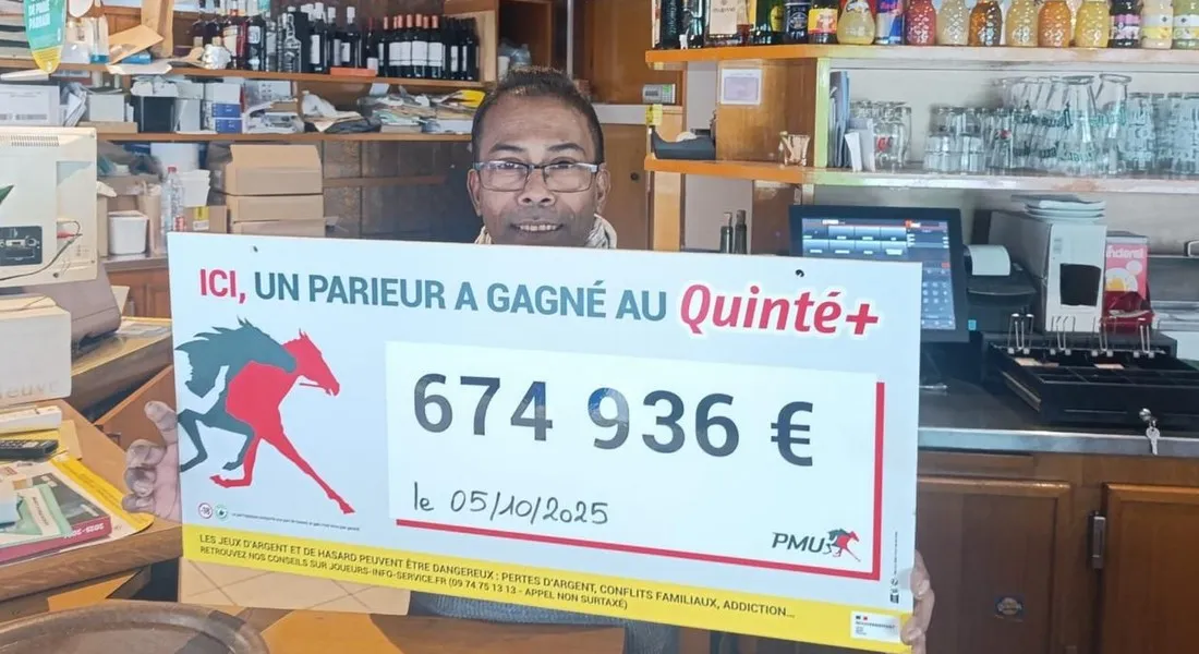 Buraliste qui tient le chèque de la PMU