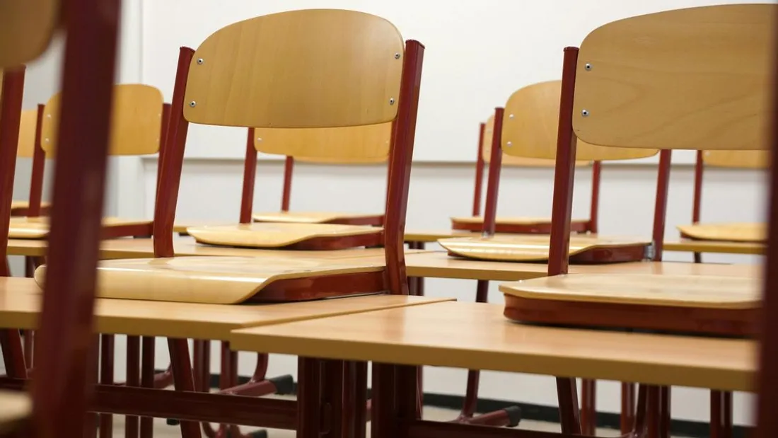 Chaises dans un établissement scolaire