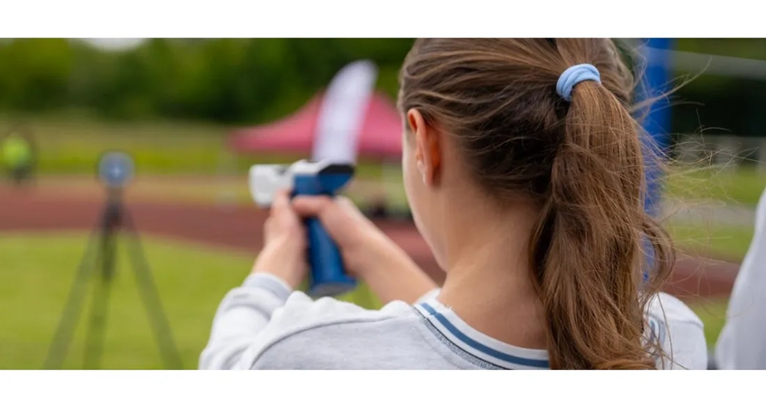 Jeune fille qui s'entraîne au tir