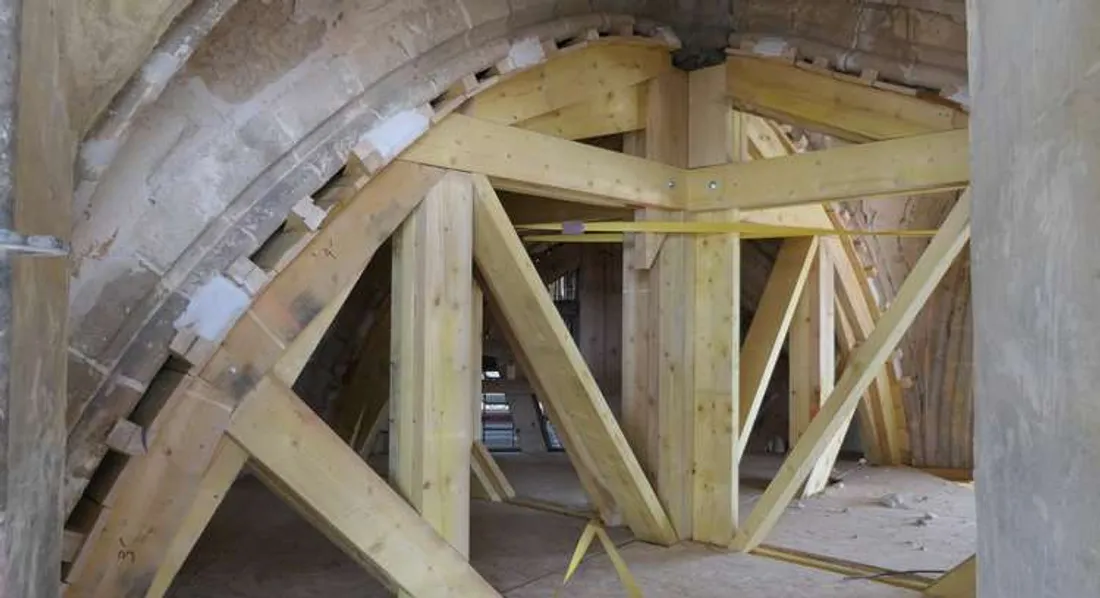 Tour-clocher de la collégiale Saint-Thomas